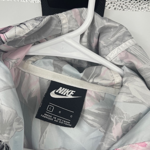 NIKE Windrunner Cropped Floral Jacket Women’s Large L - Picture 3 of 4